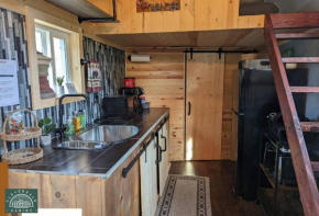 BlueTinyHome with Hottub